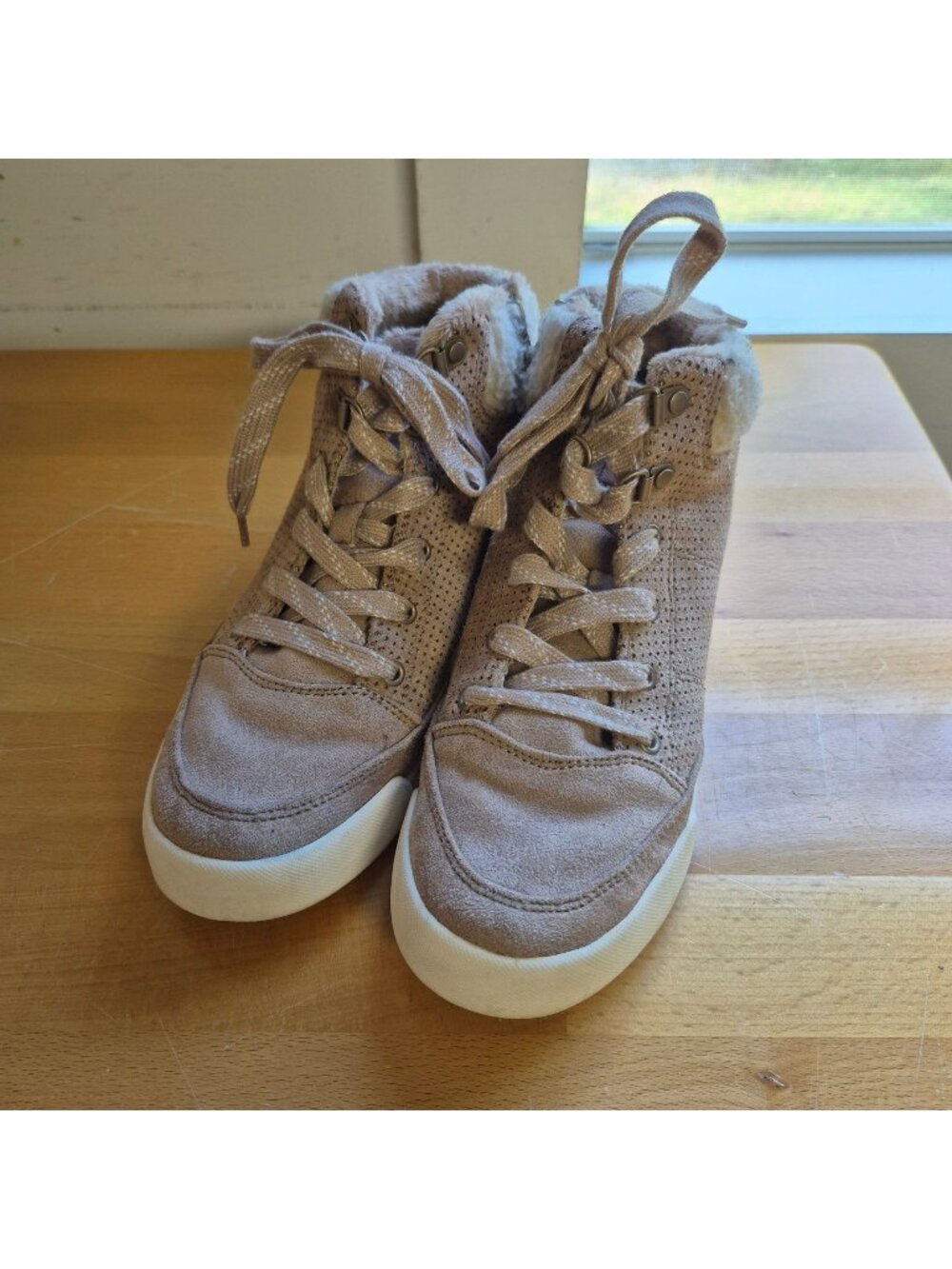 Roxy Womens Tan High-Top Sneakers Size 7.5